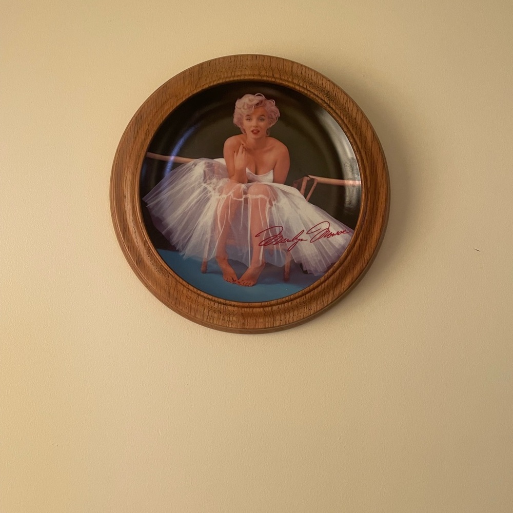 Marilyn Monroe Vintage Decorative Plate with Wooden Frame - Picture 10 of 12